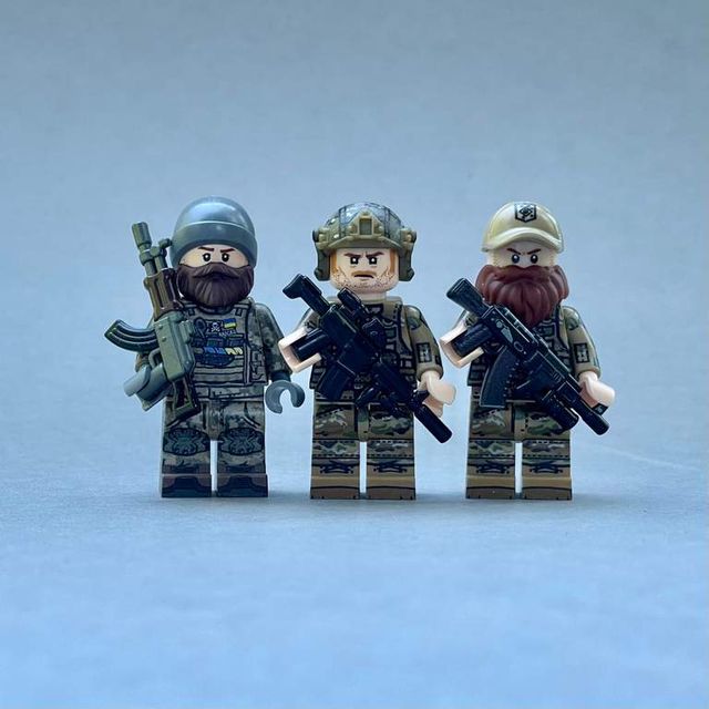 Lego присвятив відважним українцям нові моделі - це фігурки захисників 'Азовсталі' - фото 546747