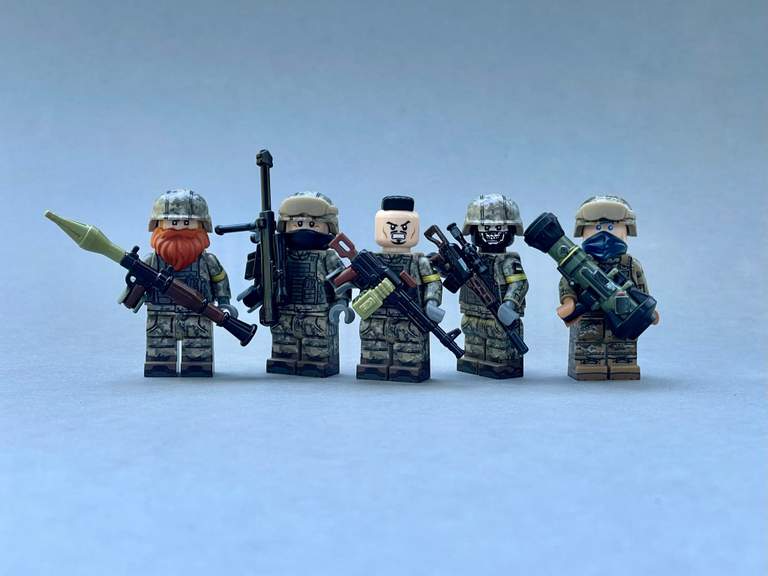 Lego присвятив відважним українцям нові моделі - це фігурки захисників 'Азовсталі' - 546748 Lego присвятив відважним українцям нові моделі - це фігурки захисників 'Азовсталі' - фото 546748
