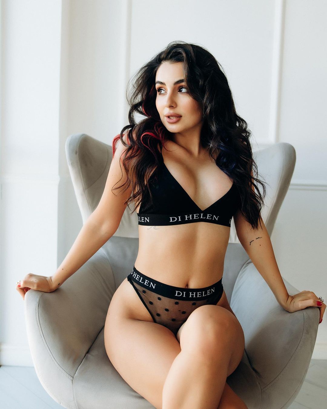Из невинного ангела в sexy girl – как внешне изменилась Аня Тринчер за 7 лет - фото 547108