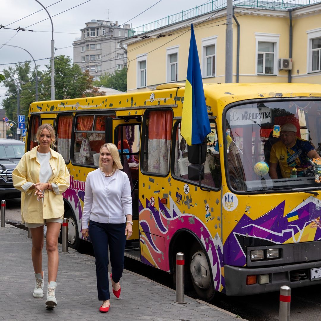 В проекте Леси Никитюк 'Ле Маршрутка' снялась посол США в Украине Бриджит Бринк - 547175 В проекте Леси Никитюк 'Ле Маршрутка' снялась посол США в Украине Бриджит Бринк - фото 547175