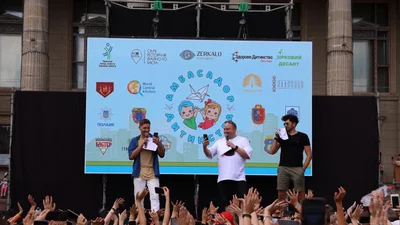 Остапчук, ALEKSEEV, Позитив та інші зірки виступили у Тернополі перед дітками