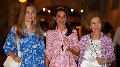 Стрункі ніжки 49-річної королеви Іспанії в коротенькій сукні позбавлять тебе сну
