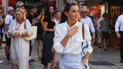 Королева Іспанії чхала на критику та знову засвітила стрункі ніжки - в малесеньких шортах