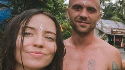 Надя Дорофєєва показала, як Міша Кацурін ніжно пестить її ніжку в кафе