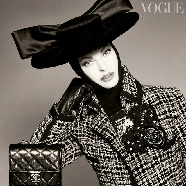 Супермодель 90-х Линда Евангелиста снялась для Vogue со скотчем на лице - фото 547759