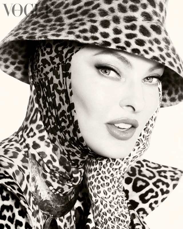 Супермодель 90-х Лінда Євангеліста знялася для Vogue зі скотчем на обличчі - фото 547760