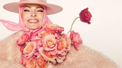 Супермодель 90-х Лінда Євангеліста знялася для Vogue зі скотчем на обличчі