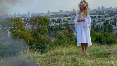 Оля Полякова спалила свій кокошник на Лисій Горі