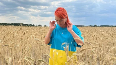 З Днем синьо-жовтих сердець: патріотичні фото зірок до Дня Прапора України