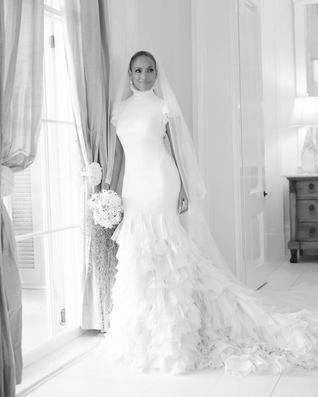 Дженнифер Лопес похвасталась платьями, в которых праздновала свадьбу с Аффлеком - фото 547953