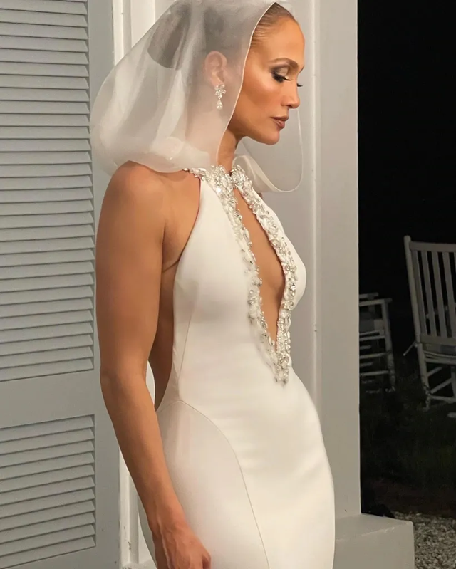 Дженніфер Лопес похизувалася сукнями, в яких святкувала весілля з Аффлеком - фото 547958