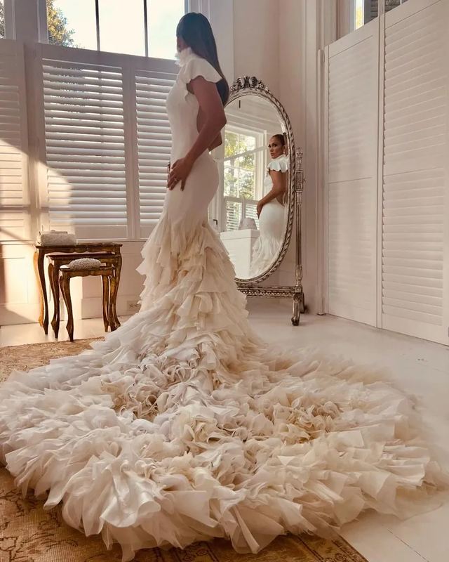 Дженнифер Лопес похвасталась платьями, в которых праздновала свадьбу с Аффлеком - фото 547959