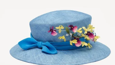 Украинский дизайнер Руслан Багинский сшил шляпку для Елизаветы II