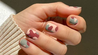 Маникюр на осень 2022: 7 самых актуальных цветов