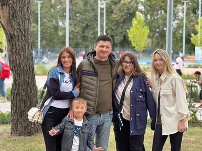 Виталий Ким поделился семейным фото с женой и детьми - фото 548394