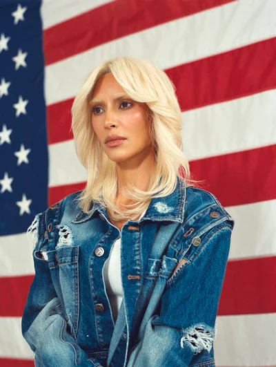 Ким Кардашьян с белыми волосами и бровями снялась в патриотической фотосессии - фото 548461