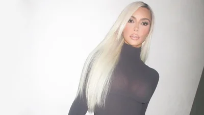 Ким Кардашьян с белыми волосами и бровями снялась в патриотической фотосессии