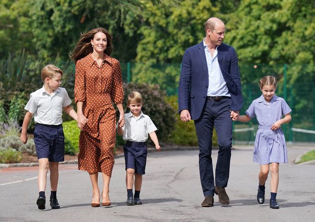 Герцоги Кембриджские отвели троих детей в школу - фото 548505