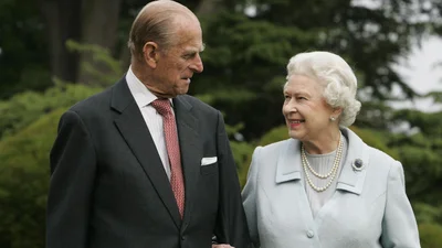 Они всегда смотрели нежно друг на друга: история любви Елизаветы II и принца Филиппа