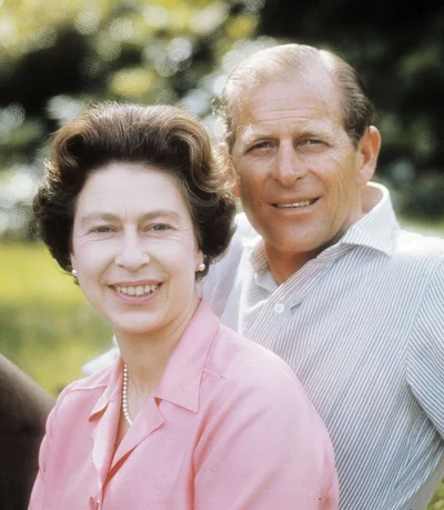 Они всегда смотрели нежно друг на друга: история любви Елизаветы II и принца Филиппа - фото 548596
