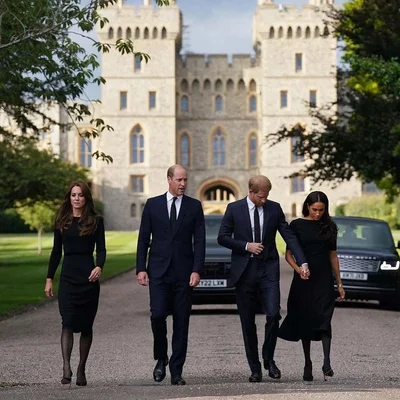 Королевская четверка снова вместе: Меган, Гарри и Кейт с Уильямом на прогулке в Виндзоре - фото 548655