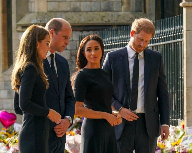 Королевская четверка снова вместе: Меган, Гарри и Кейт с Уильямом на прогулке в Виндзоре - фото 548659