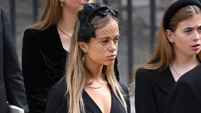 Королевский конфуз: соски Амелии Виндзор "выкалывали" глаза на прощание с монархом