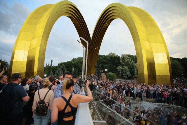 Мережа не може заспокоїтися через відкриття McDonald's в Україні - лови меми - фото 549019