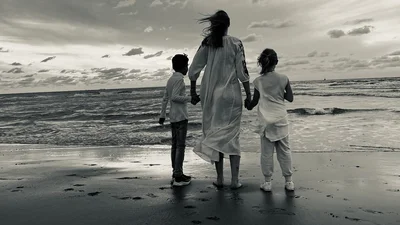 Слава Каминская выпустила клип на украиноязычный трек "Додому", где снялись ее дети