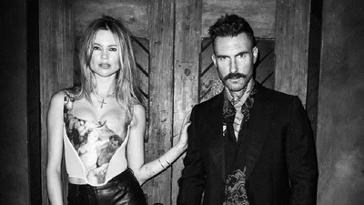 После новостей об изменах Адама Левина заметили на прогулке с беременной женой