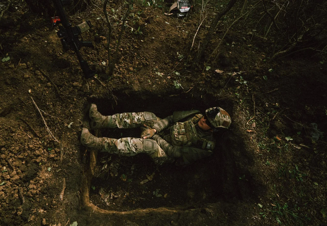 Сильні фото: Бумбокс показав будні Андрія Хливнюка на фронті - фото 549269