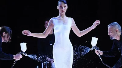 Напівгола Белла Хадід підкорила мережу своїм дефіле у "рідкій сукні"