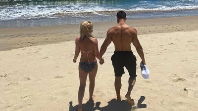 Бритни Спирс снялась полностью голой на пляже, и эти фото будто для OnlyFans