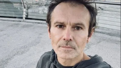 Вакарчук заспівав трек про Маріуполь на вцілілому скляному мосту у Києві