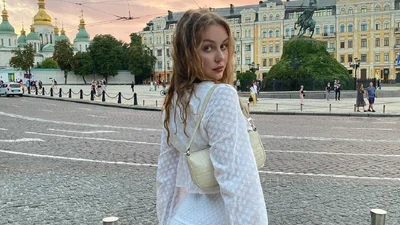 Анжела Партика випустила патріотичний трек "Blue Skies"