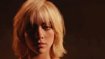 Папарацци сфоткали поцелуй Билли Айлиш с солистом The Neighbourhood