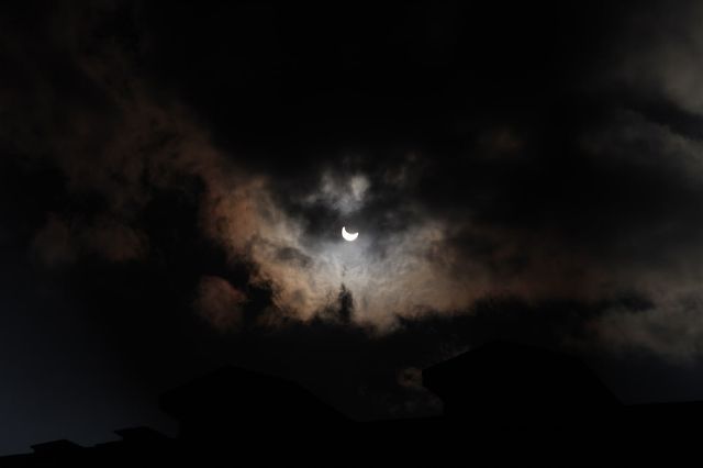 Фото сонячного затемнення в Україні 25 жовтня - фото 550152