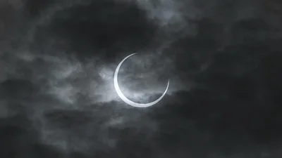 Фото сонячного затемнення в Україні 25 жовтня