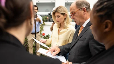 Просто и очень стильно: редкий выход Елены Зеленской в джинсах