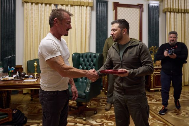 Шон Пенн оставил Зеленскому свой 'Оскар' до победы Украины в войне - фото 550524