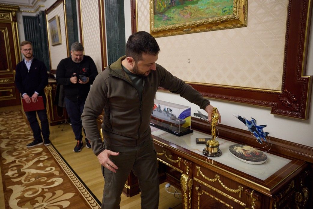 Шон Пенн оставил Зеленскому свой 'Оскар' до победы Украины в войне - фото 550525