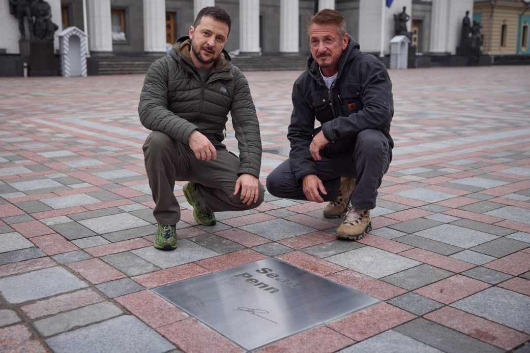 Шон Пенн оставил Зеленскому свой 'Оскар' до победы Украины в войне - фото 550526