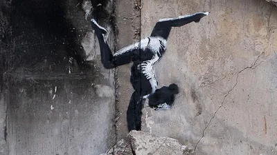 Бэнкси нарисовал граффити на развалинах многоэтажки в Бородянке