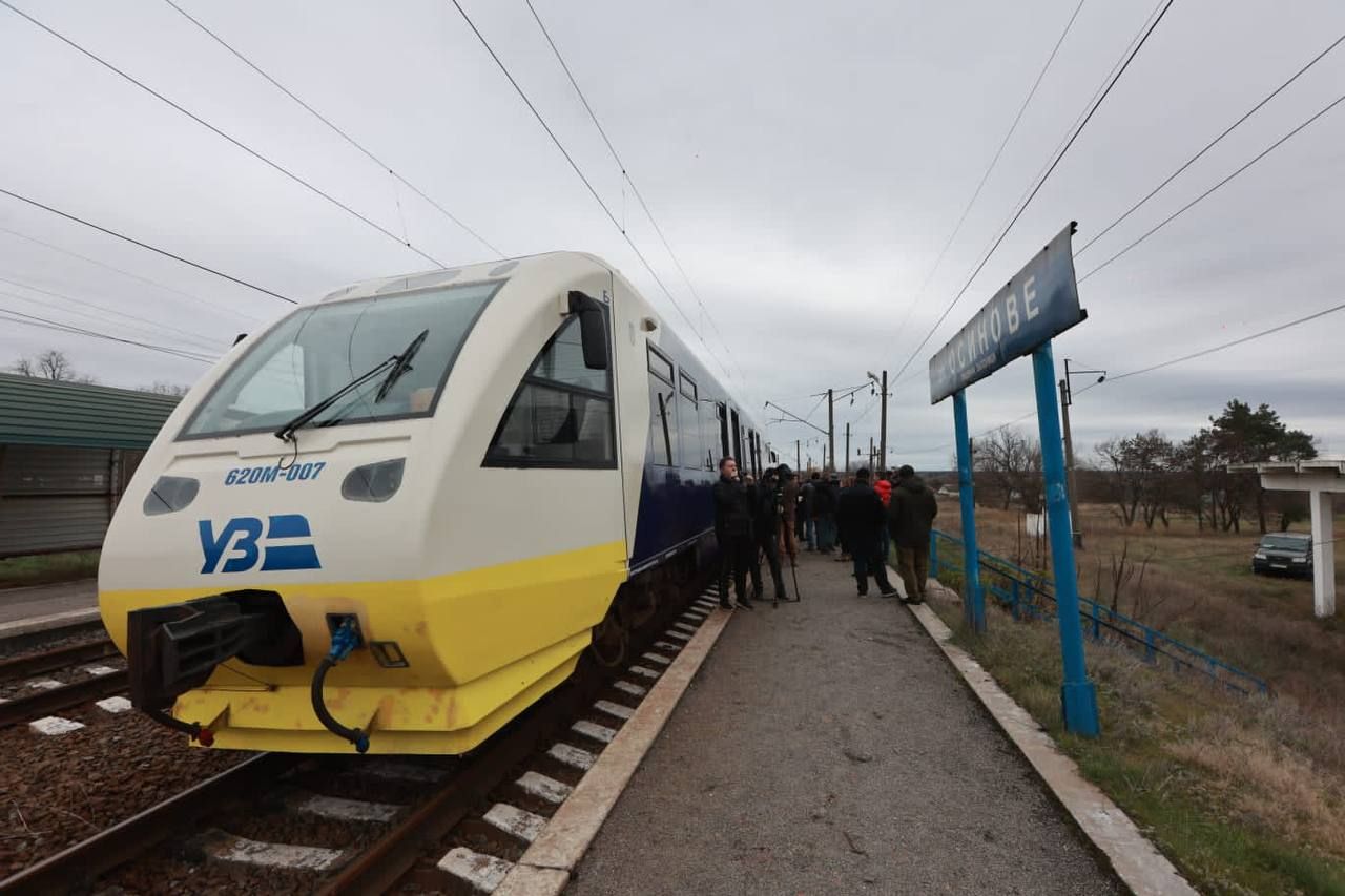 Поезд к победе: уже можно купить билеты в Мариуполь, Донецк, Луганск,  Симферополь – Люкс ФМ