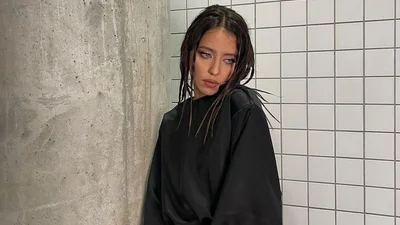 Надя Дорофєєва показала себе 17-річну з Деннісом Родманом, який "палив" на її сідниці