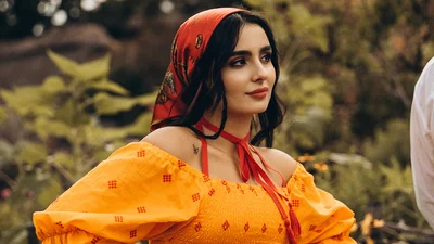 В секси-образах и с Павлом Зибровым: Аня Тринчер пригласила новый клип на песню "Зай"