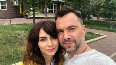 Олексій Арестович замилував фото з дружиною Анастасією без макіяжу