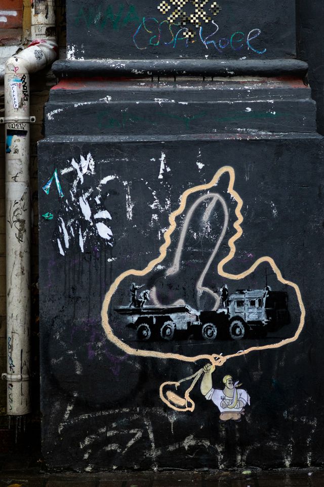 В Киеве подправили рисунок Бэнкси с пенисом - фото 550858