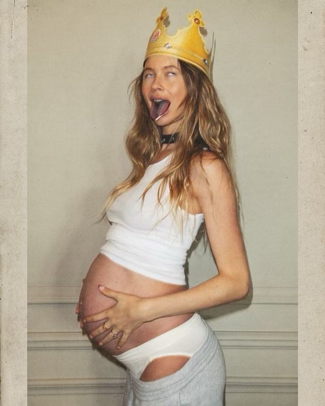Беременная жена солиста Maroon 5 Беати Принслу устроила фотосессию в белье - фото 550920