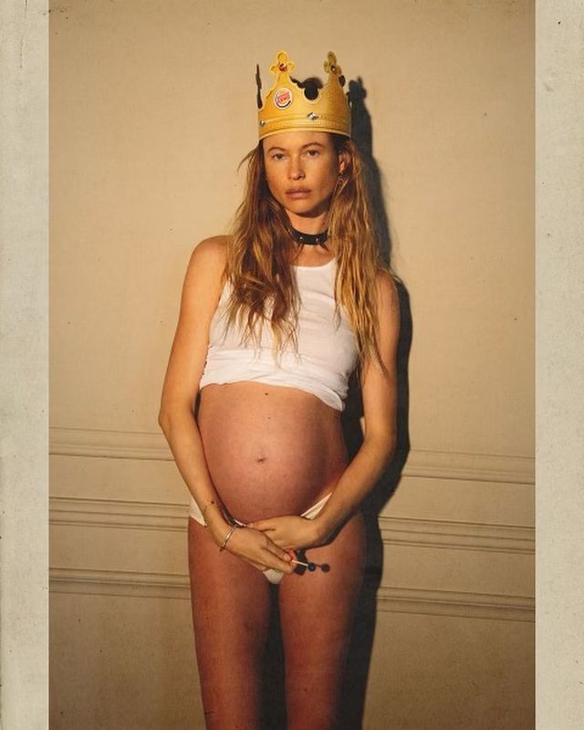 Беременная жена солиста Maroon 5 Беати Принслу устроила фотосессию в белье - фото 550922
